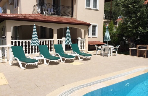 Hisaronu Villa | Villa con piscina privada, terraza, jardín y zona de juegos cubiertos.
