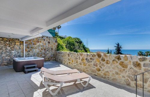 Bahia de Casares Villa | Villa moderna con espectaculares vistas al mar y vistas a la playa, ducha al aire libre y jacuzzi