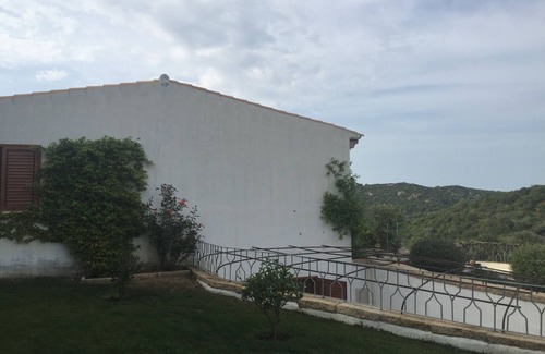 Baja Sardinia Villa | Villa con piscina con vistas al mar.