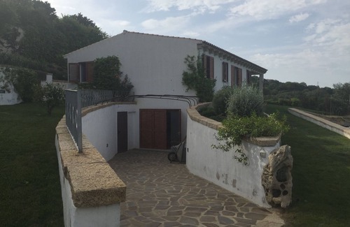 Baja Sardinia Villa | Villa con piscina con vistas al mar.