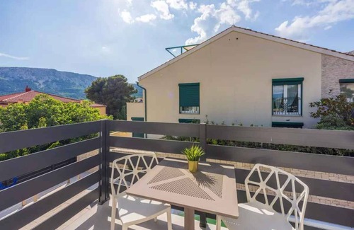 Baska Villa | Casa vacacional con piscina y amplio jardín