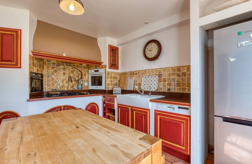 Arles Villa | Villa 'Yana' con terraza privada, Wi-Fi y aire acondicionado