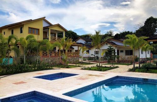 La Vega Province Casa | Villa Yisbel By Hospedify - Villa con Piscina, jacuzzi, mesa de billas, y cancha de Basketball