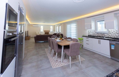 Dalyan City Center Villa | Villa Zambak 6 habitaciones todas con baño privado con piscina privada y jardines