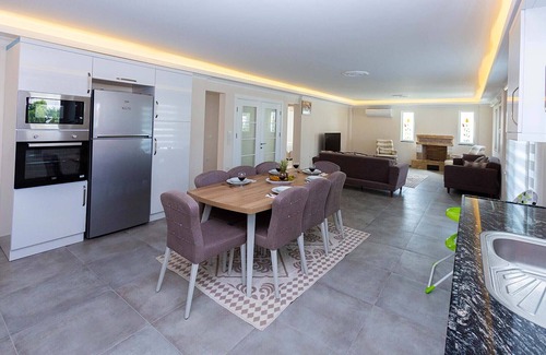 Dalyan City Center Villa | Villa Zambak 6 habitaciones todas con baño privado con piscina privada y jardines