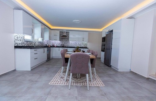 Dalyan City Center Villa | Villa Zambak 6 habitaciones todas con baño privado con piscina privada y jardines