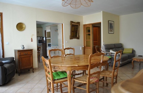 Entraigues-sur-la-Sorgue Casa | Village house with small garden