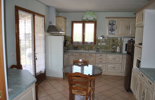 Entraigues-sur-la-Sorgue Casa | Village house with small garden