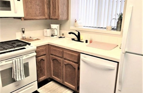 Lake Arrowhead Condominio | Village 1 Bedroom Condo by RedAwning