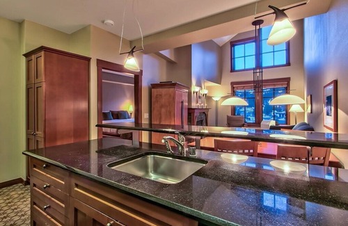 Olympic Valley Condominio | Village at Squaw Valley - 1 BR, Ski-in Ski-Out, último piso, vista a la montaña