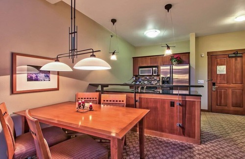 Olympic Valley Condominio | Village at Squaw Valley - 1 BR, Ski-in Ski-Out, último piso, vista a la montaña