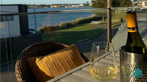 Marks Point Casa | Village Bay Lake house family Lake House with Spa