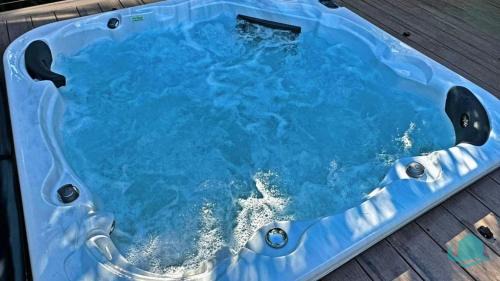 Marks Point Casa | Village Bay Lake house family Lake House with Spa