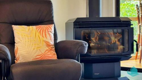 Marks Point Casa | Village Bay Lake house family Lake House with Spa