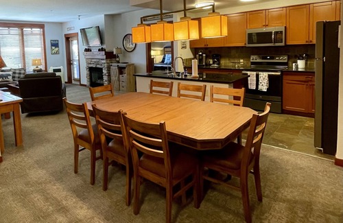 Mammoth Lakes Complejo | Village Center Stage Premium 3Bedroom - 3Bath Suite - Overlooking Gondola Square