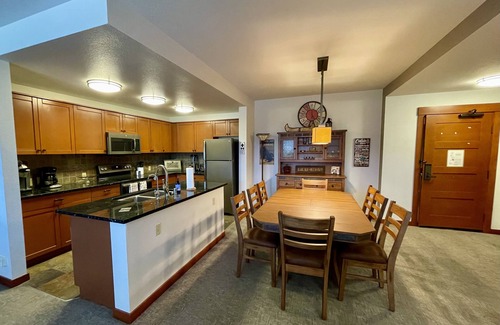 Mammoth Lakes Complejo | Village Center Stage Premium 3Bedroom - 3Bath Suite - Overlooking Gondola Square