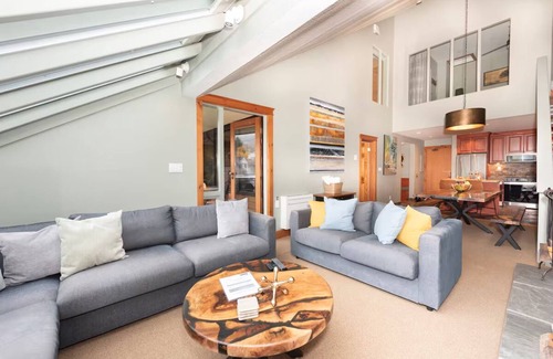 Whistler Village Cabina | Village Centre Loft- Private Hot Tub/Ski Mtn VIEW!