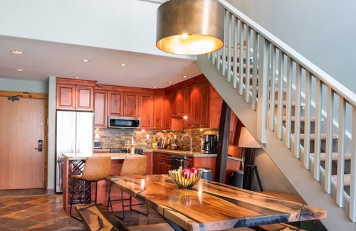 Whistler Village Cabina | Village Centre Loft- Private Hot Tub/Ski Mtn VIEW!