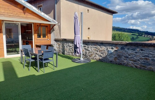 Poule-les-Echarmeaux Casa | Village house in the heart of the Beaujolais Vert, close to hiking trails