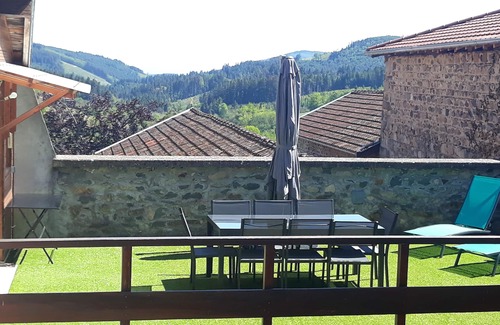 Poule-les-Echarmeaux Casa | Village house in the heart of the Beaujolais Vert, close to hiking trails
