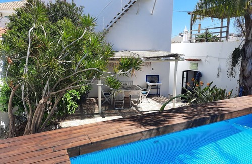 Ferragudo Casa | Tranquila casa de pueblo en el corazón de Ferragudo, hermoso patio grande, salón en la azotea.