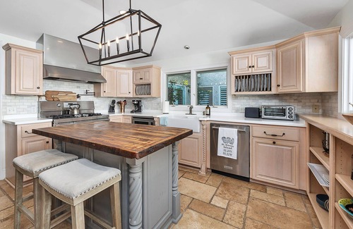 Demere Park Casa | Village Revival! Perfect Village/Beach Location, Fully Renovated, Summer Passes to Neptune Park Fun Zone!