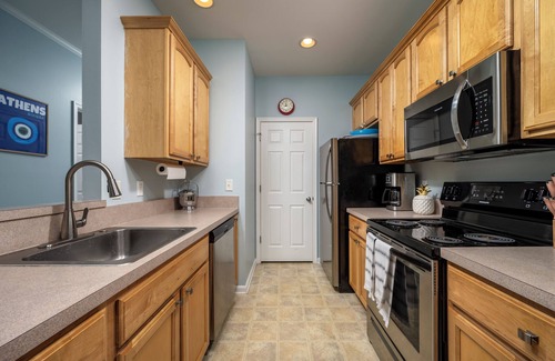 Villages of Five Points Condominio | Villages of Five Points 2nd floor condo - great location & amenities!