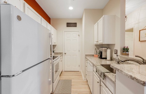 Lewes Condominio | Villas at Bay Crossing - perfectly appointed with pool & patio - beaches nearby