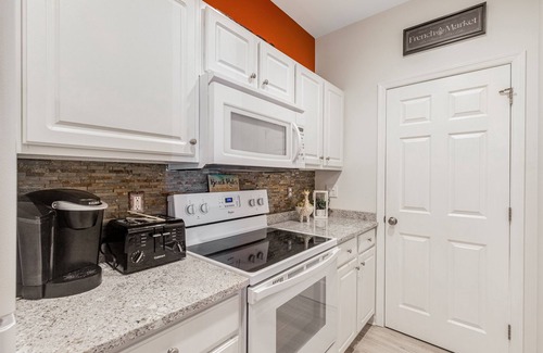 Lewes Condominio | Villas at Bay Crossing - perfectly appointed with pool & patio - beaches nearby