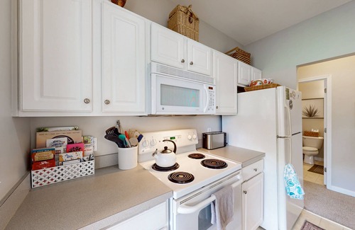 Rehoboth Beach Condominio | Villas at Bay Crossing pet friendly condo w/shared pool, balcony