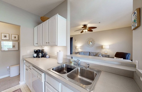 Rehoboth Beach Condominio | Villas at Bay Crossing pet friendly condo w/shared pool, balcony