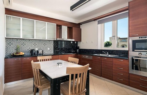Platanias Town Villa | Villas Platanias 3 bedroom villa with indoor pool