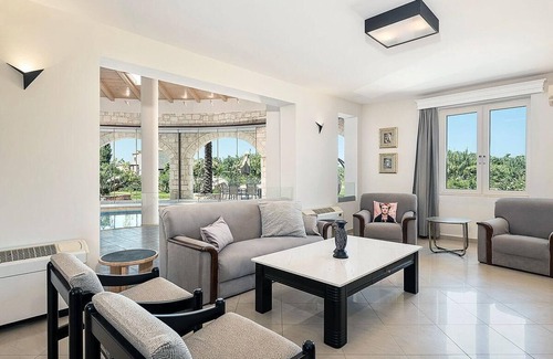 Platanias Town Villa | Villas Platanias 3 bedroom villa with indoor pool