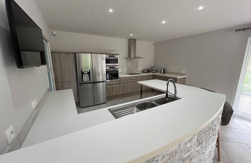 Roussennac Villa | Villaveyron, 5* luxury gîte, heated pool, SPA, table soccer, table tennis...
