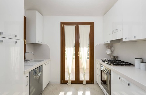 Baia Caddinas Villa | Villa totalmente independiente en dos niveles con hermosa vista al mar ubicada frente a un pequeño