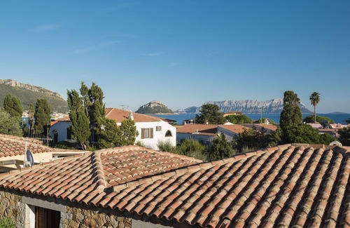 Baia Caddinas Villa | Villa totalmente independiente en dos niveles con hermosa vista al mar ubicada frente a un pequeño
