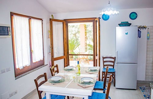 Chia Casa | Villetta I Pini Azzurri, con gran jardín y pista de tenis privada