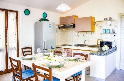 Chia Casa | Villetta I Pini Azzurri, con gran jardín y pista de tenis privada