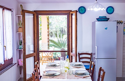 Chia Casa | Villetta I Pini Azzurri, con gran jardín y pista de tenis privada