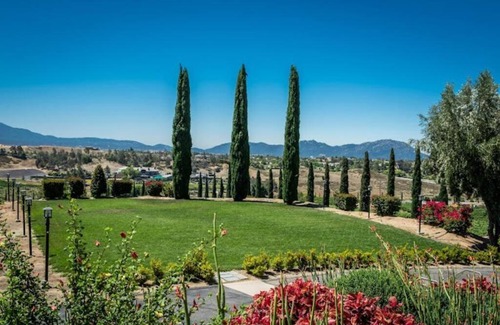 Temecula Casa | Vineyard Chic Oasis: Modern Elegance near Temecula Wineries