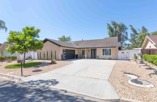 Temecula Casa | Vineyard Chic Oasis: Modern Elegance near Temecula Wineries