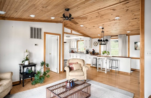 Blue Ridge Cabaña | Vineyard Cottage at Tranquility Farm