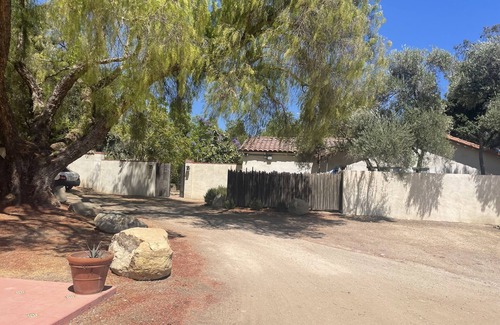 Santa Ynez Casa | Hogar de viñedos para el amante del arte