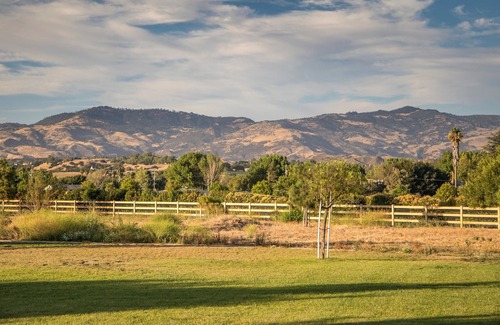Santa Ynez Casa | Retiro de viñedos: 10 acres, vistas increíbles con cancha de tenis privada en Santa Ynez