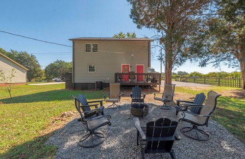 Statesville Casa | "Vineyard Villa" - Incredible Location & Amenities, Spiderman Themed Kids Room