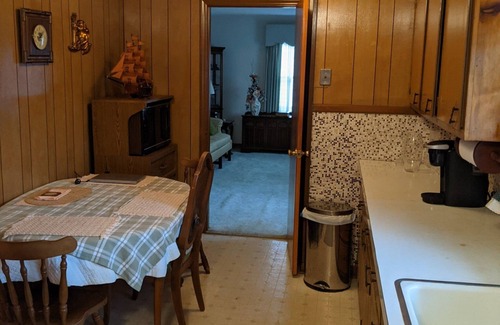 Burlington Casa | Vintage 2 bedroom w/large yard space