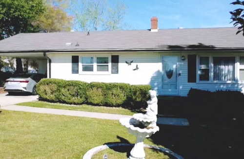 Burlington Casa | Vintage 2 bedroom w/large yard space