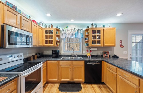 Bon Aqua Cabina | Vintage 50's & 60's theme Country Home on Wooded Acres near Franklin, Tennessee