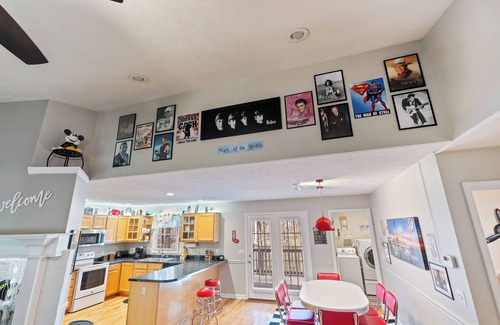 Bon Aqua Cabina | Vintage 50's & 60's theme Country Home on Wooded Acres near Franklin, Tennessee