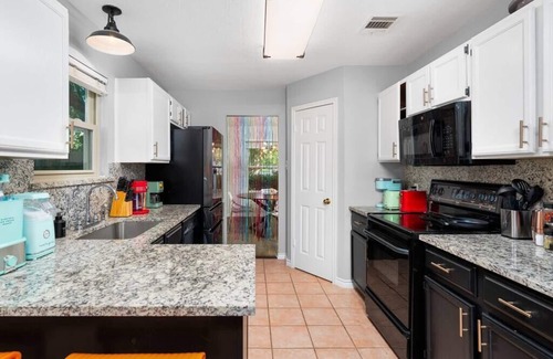 Round Rock Casa | That 70s House -Fun 6 Bedroom W/Pool & Game Room